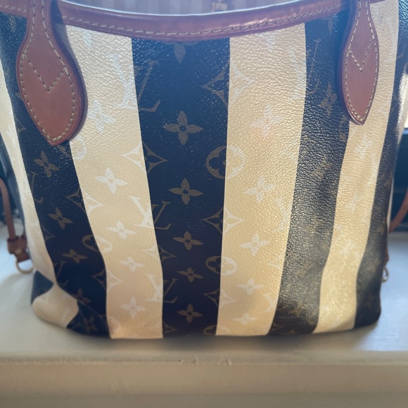 Louis Vuitton tote - Picture 2 of 3